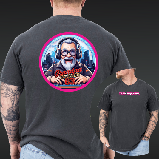 Grandpa Gamer83 T-Shirt grijs met Roze Tekst Borst- Logo Rug
