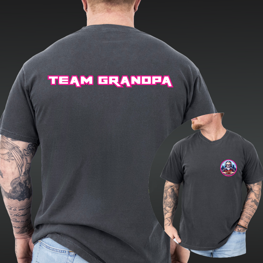 Grandpa Gamer83 T-Shirt grijs met Roze Borst Logo- Tekst rug