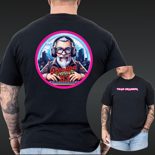 Grandpa Gamer83 T-Shirt zwart met Roze Tekst Borst - Logo Rug