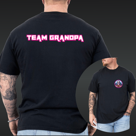 Grandpa Gamer83 T-Shirt zwart met Roze Borst Logo- Tekst rug
