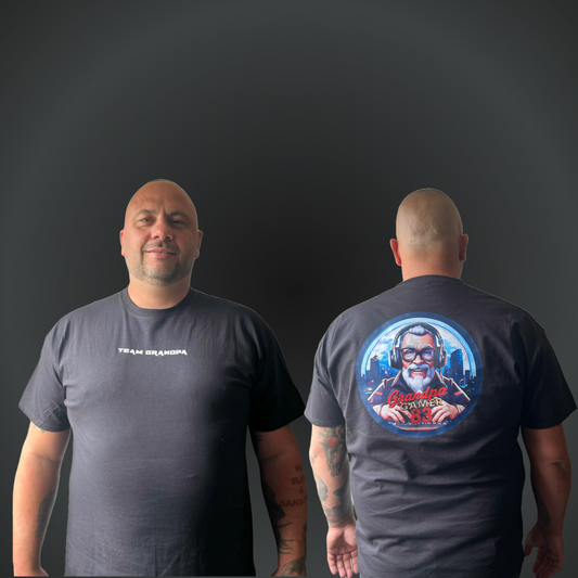 Grandpa Gamer83 T-Shirt zwart met Tekst Borst - Logo Rug