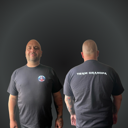 Grandpa Gamer83 T-Shirt zwart met Borst Logo- Tekst rug